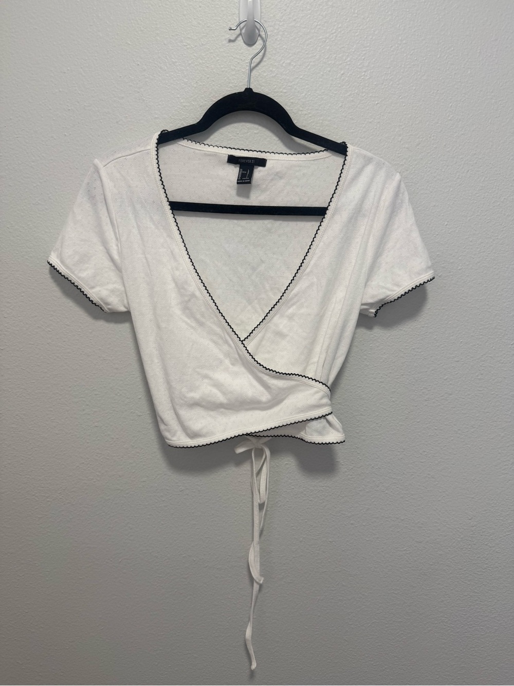 Forever 21 White Cropped Wrap Top with Black Trim Size Large